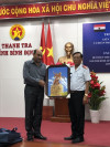 Ông Nguyễn Văn Thơm, Chánh Thanh tra (bên phải) tặng quà lưu niệm cho Trưởng đoàn
