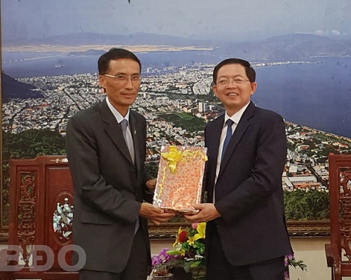 Chủ tịch UBND tỉnh tặng quà cho Quyền Đại sứ Hàn Quốc