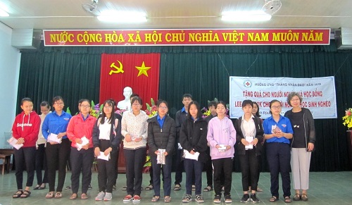 Trao quà, học bổng cho người nghèo, học sinh vượt khó