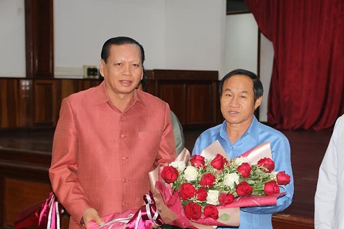 Tỉnh trưởng Champasak chúc mừng ông Bua thong Su văn na sản