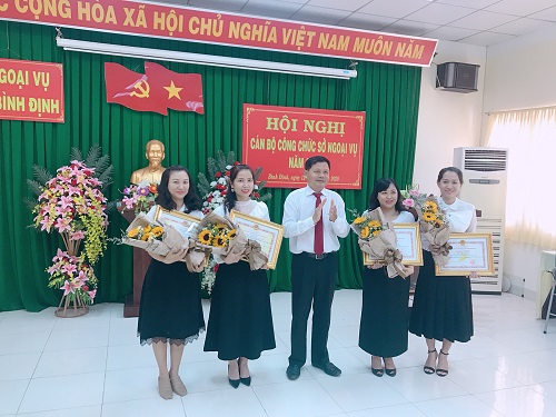 Đồng chí Võ Đình Kha, Bí thư Chi bộ, Phó Giám đốc phụ trách Sở Ngoại vụ trao Bằng khen của Chủ tịch UBND tỉnh cho những tập thể và cá nhân đạt thành tích xuất sắc năm 2019