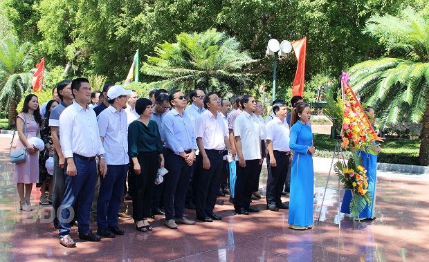 The delegation of the Ministry of Foreign Affairs offering incense and flowers at Quang Trung Museum