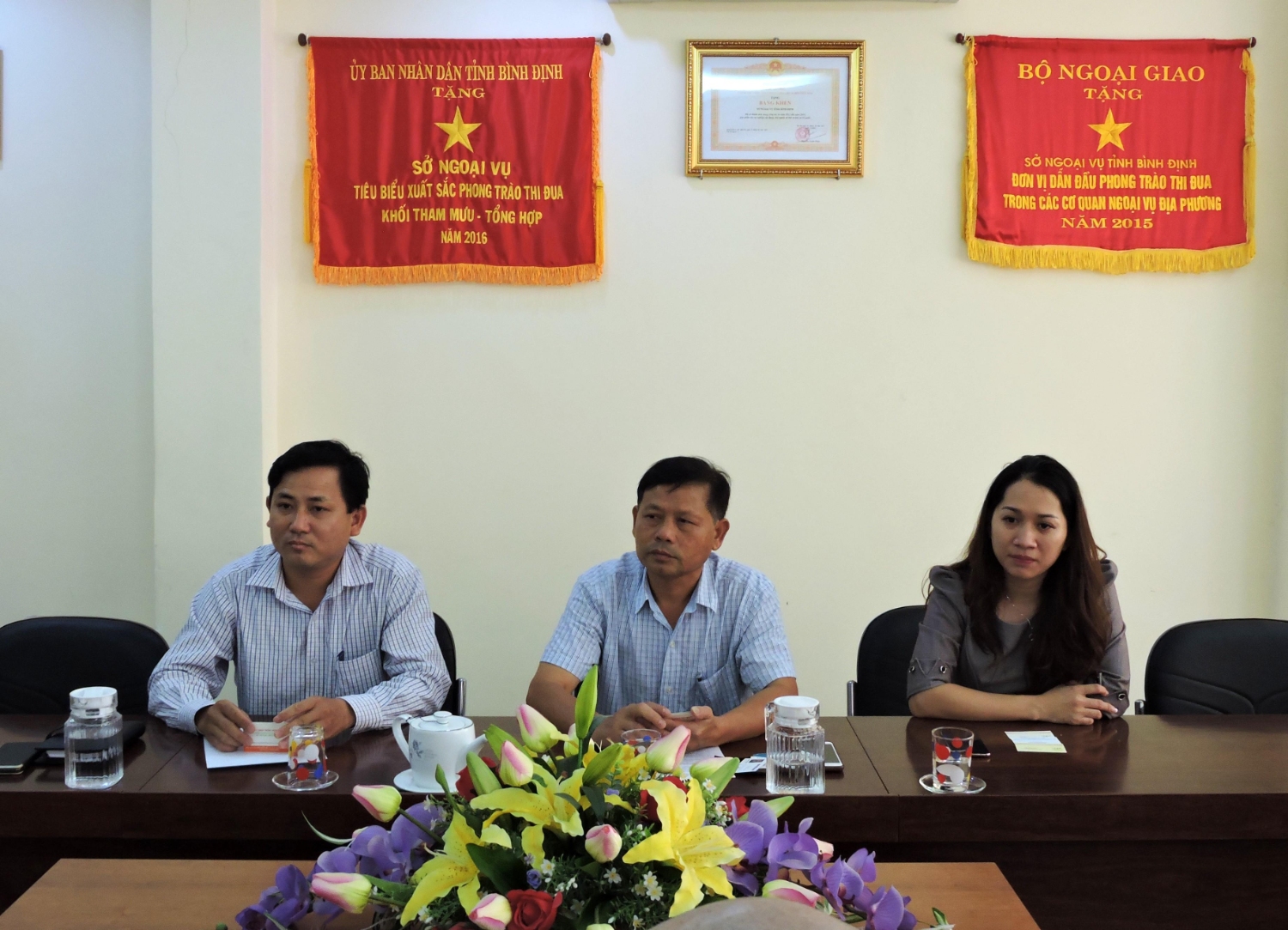 Mr. Vo Dinh Kha, Vice Director in charge of DOFA (middle) at the meeting