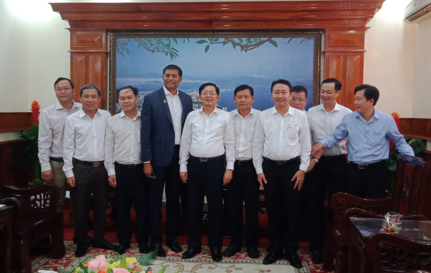 Taking a photo with Mr. Ho Quoc Dung, Chairman of  the Provincial People’s Committee (middle)