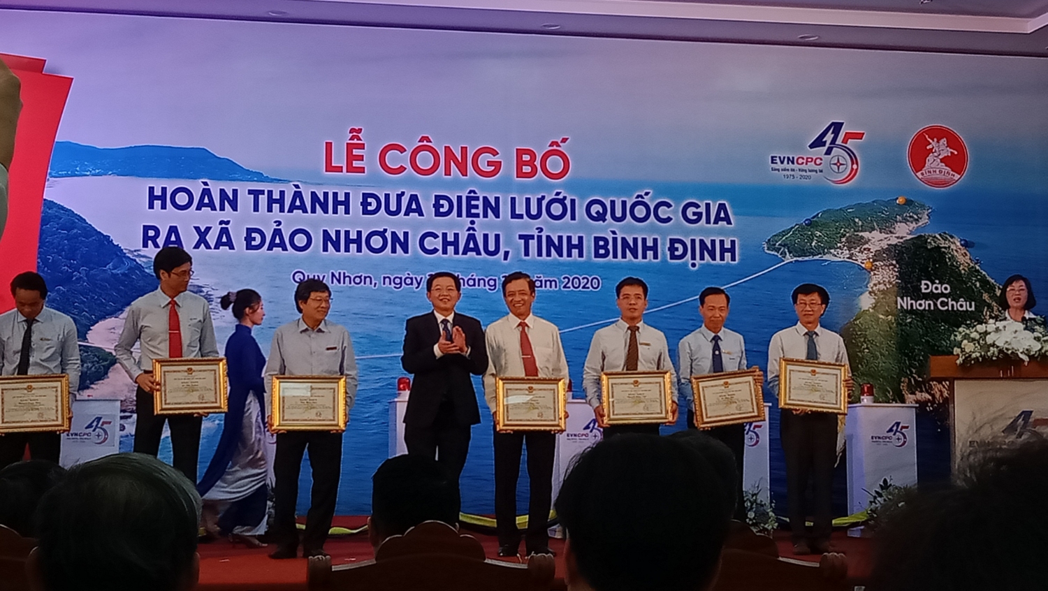 Mr. Ho Quoc Dung, Chairman of the Provincial People’s Committee (clapping hands) presenting Diplomas of Merit to collectives and individuals  at the Ceremony (Photo: NGOC XUAN)