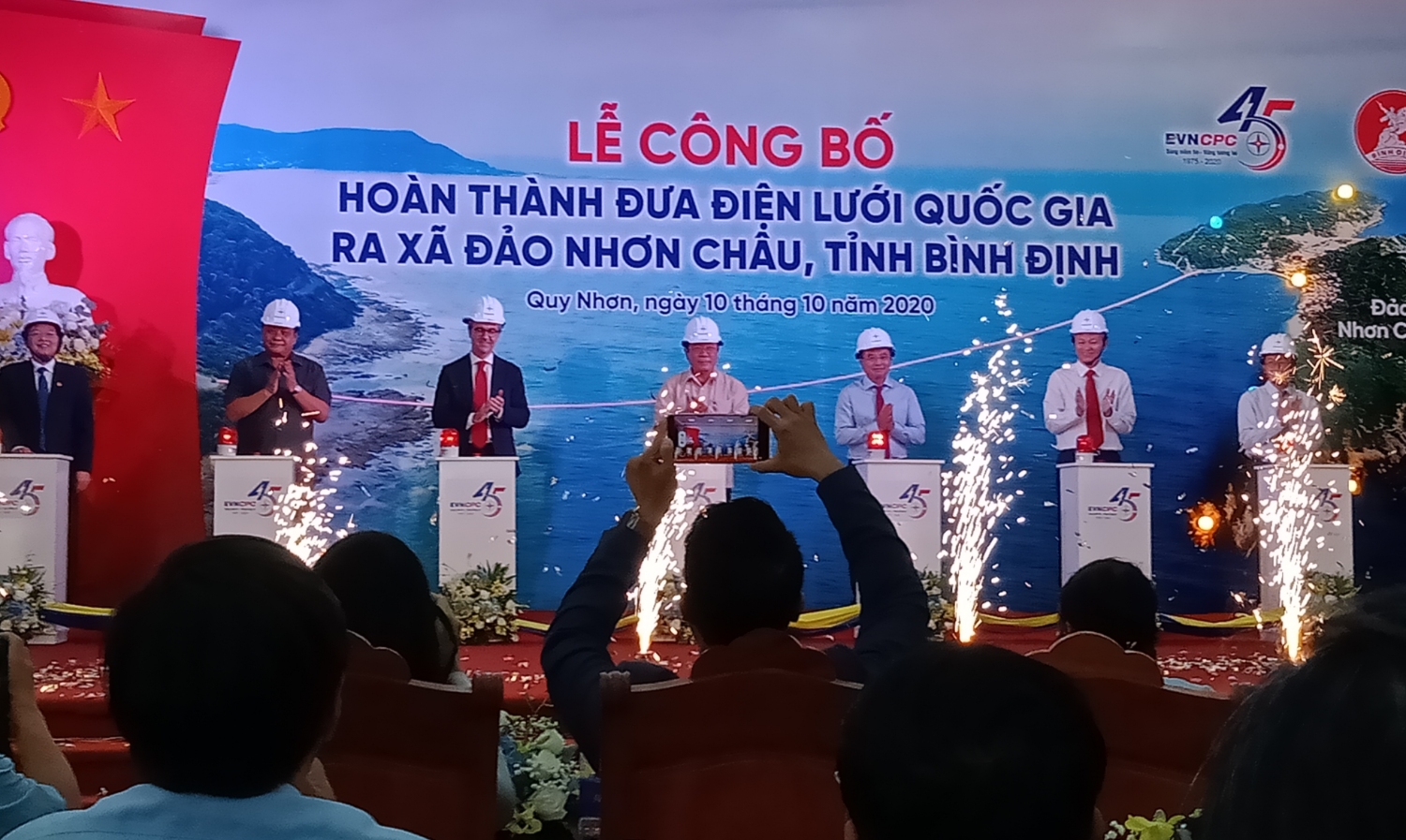 Thứ trưởng Bộ Công Thương Hoàng Quốc Vượng, Đại sứ EU tại Việt Nam H.E.Giorgio Aliberti, các đồng chí lãnh đạo tỉnh và EVN, EVNCPC thực hiện nghi thức khánh thành Dự án đưa lưới điện quốc gia ra xã đảo Nhơn Châu, TP Quy Nhơn (Ảnh: NGỌC XUÂN)