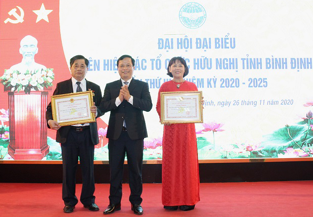 Mr. Nguyen Tuan Thanh (middle) awarding the Diplomas of Merit