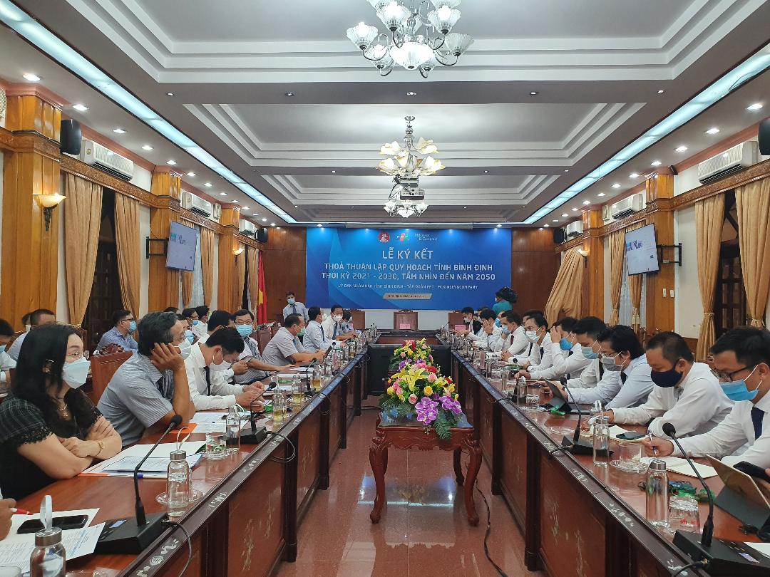 Signing an agreement on preparation of master plan of Binh Dinh province for period 2021-2020, vision to 2050