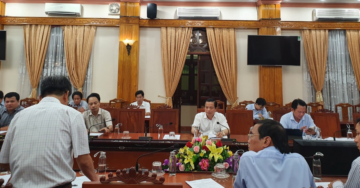 Mr. Nguyen Tuan Thanh, Standing Vice Chairman of the Provincial People’s Committee  (in white second from the right) chairing the meeting.