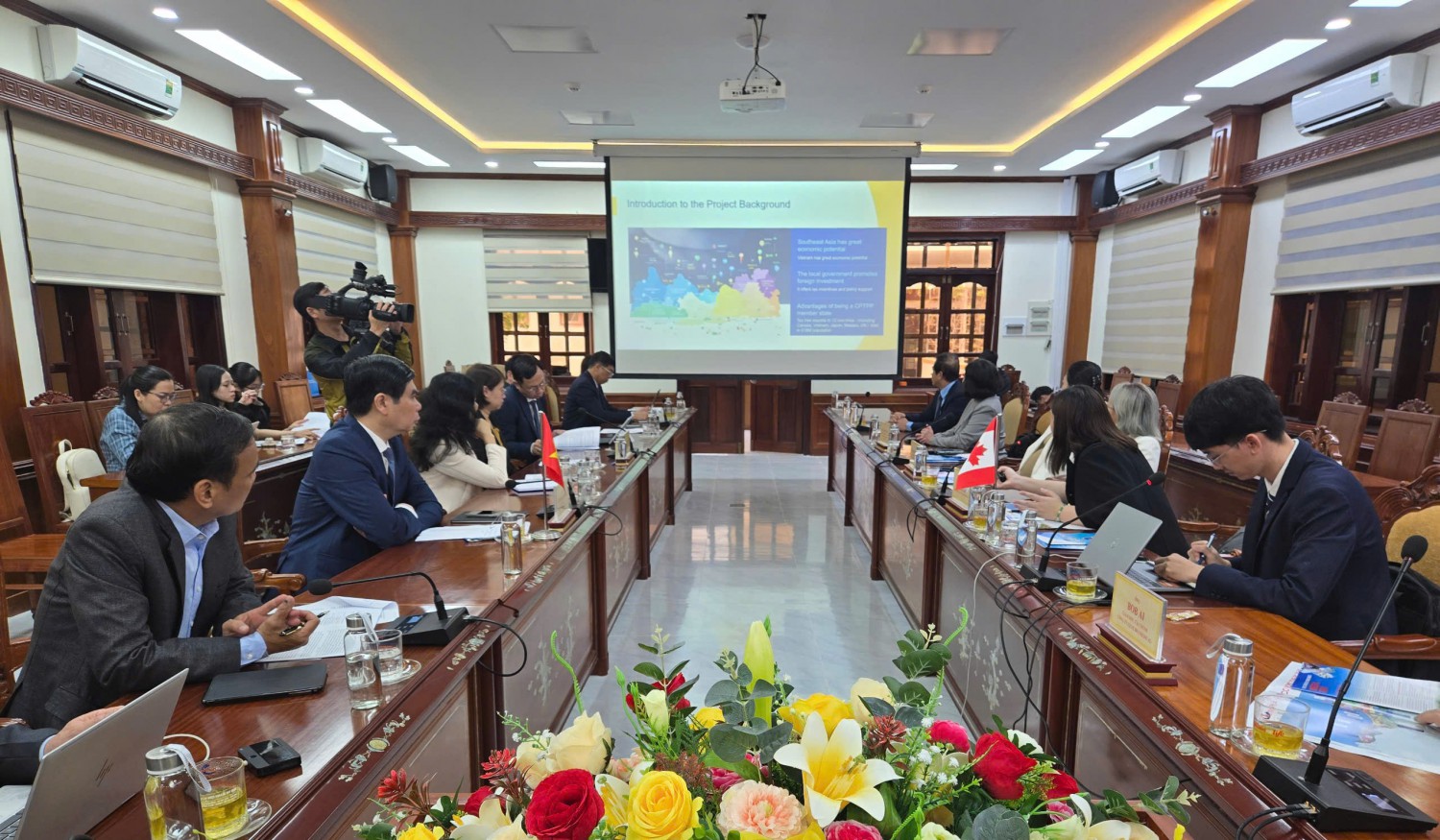 Vice Chairman Lam Hai Giang meets with the Canadian Consulate General and business delegation